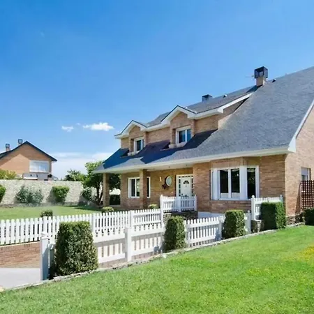 Stunning 4-Bed House In Urbies *