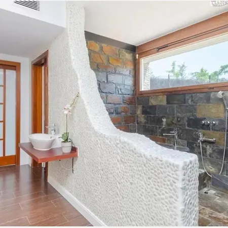 Stunning 4-Bed House In Urbies 度假居 Urbiés