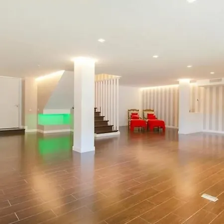 Stunning 4-Bed House In Urbies *