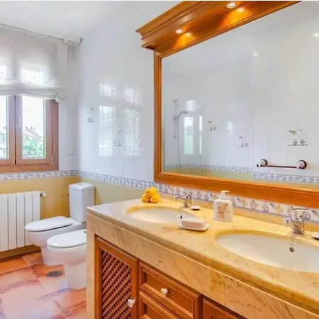 Stunning 4-Bed House In Urbies 度假居