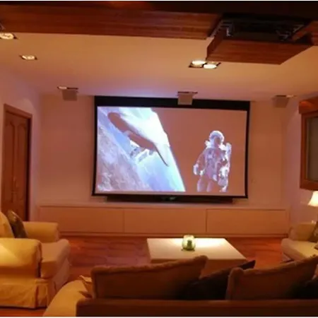 Stunning 4-Bed House In Urbies 度假居 *