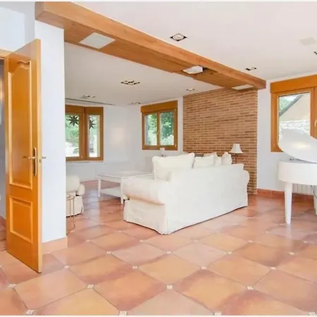 Stunning 4-Bed House In Urbies 度假居