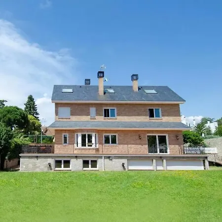 Stunning 4-Bed House In Urbies 度假居