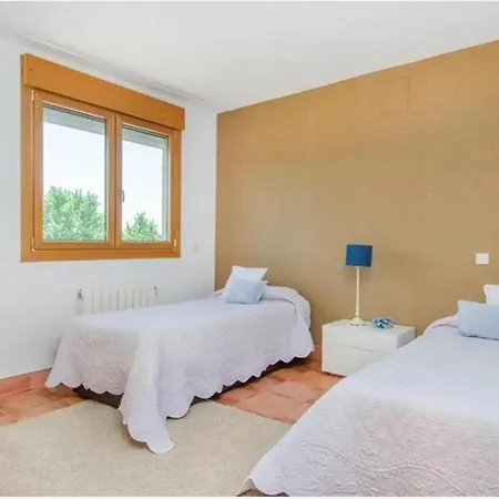 Stunning 4-Bed House In Urbies *