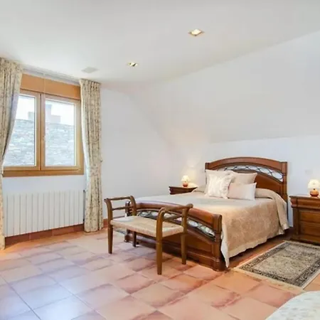 Stunning 4-Bed House In Urbies 度假居 Urbiés