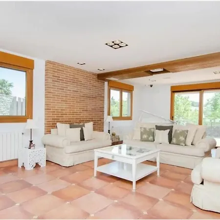 Stunning 4-Bed House In Urbies 度假居 Urbiés