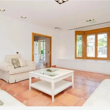 Stunning 4-Bed House In Urbies 度假居 Urbiés