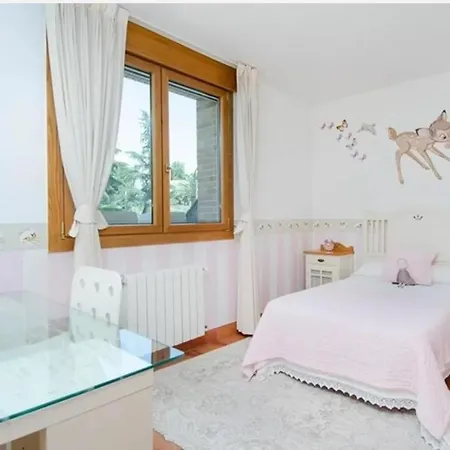 Stunning 4-Bed House In Urbies 度假居