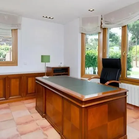 Stunning 4-Bed House In Urbies *