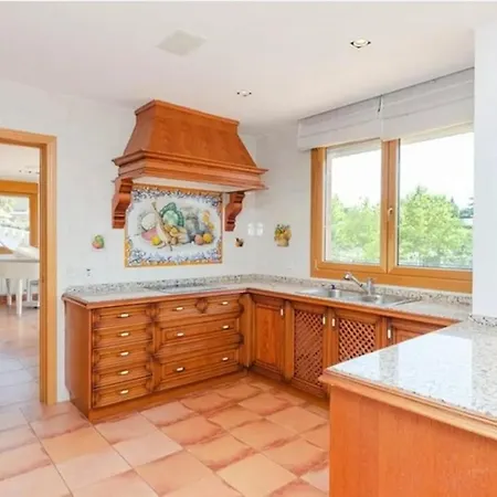 Stunning 4-Bed House In Urbies 度假居