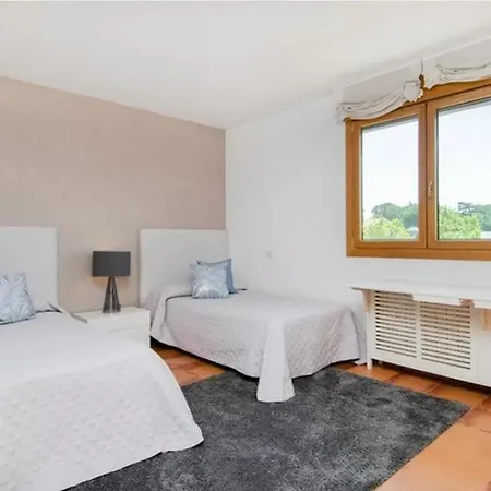 Stunning 4-Bed House In Urbies 度假居