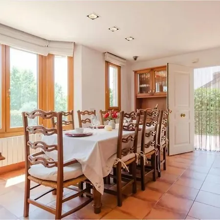 Stunning 4-Bed House In Urbies * Urbiés