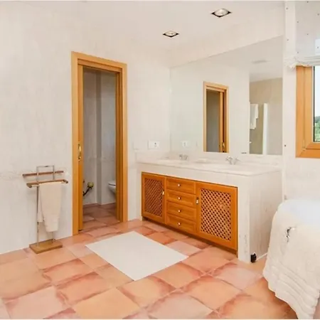 Stunning 4-Bed House In Urbies 度假居